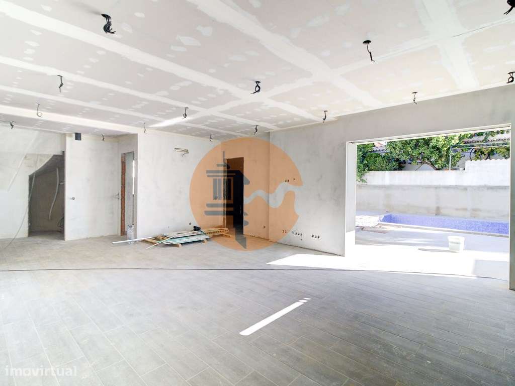 Moradia Isolada V4 com Piscina em Construção-13