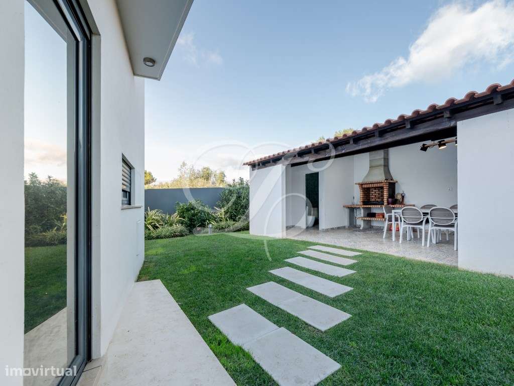 Moradia T4+1 com piscina, jardim relvado e área de barbecue | Cascais-24
