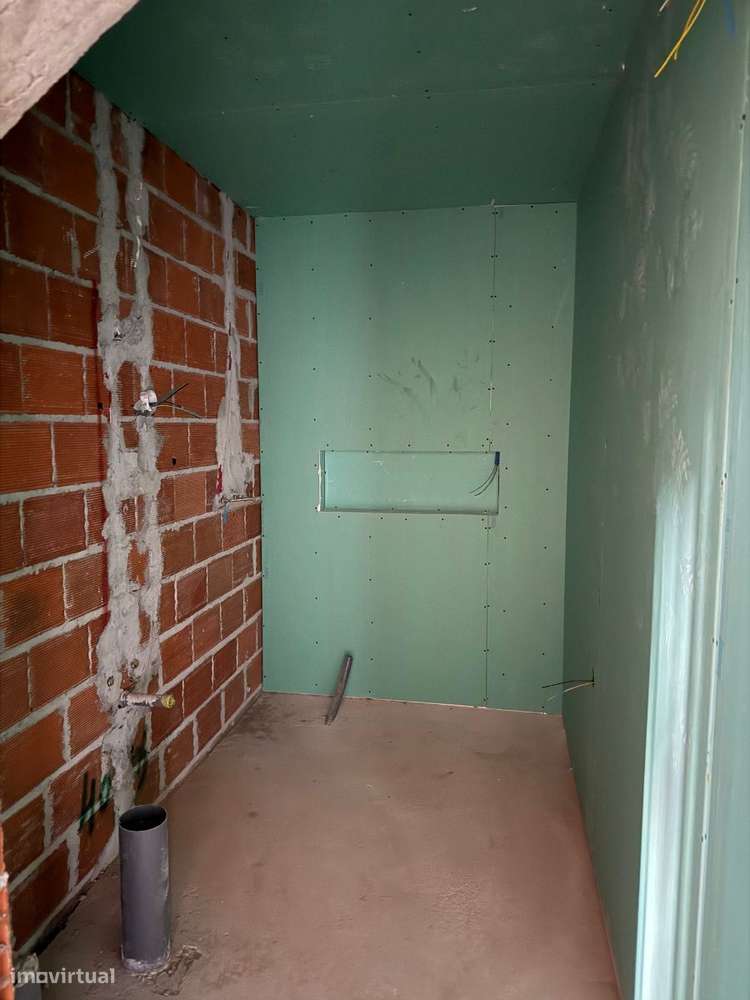 APARTAMENTO T2 Duplex  com terraço, como novo, Situado no Bairro No...-10
