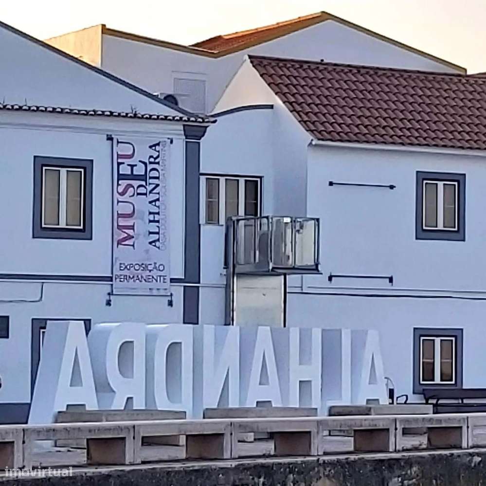 Loja para Arrendamento na Praça Principal de Alhandra | 99m² - Grande imagem: 5/5