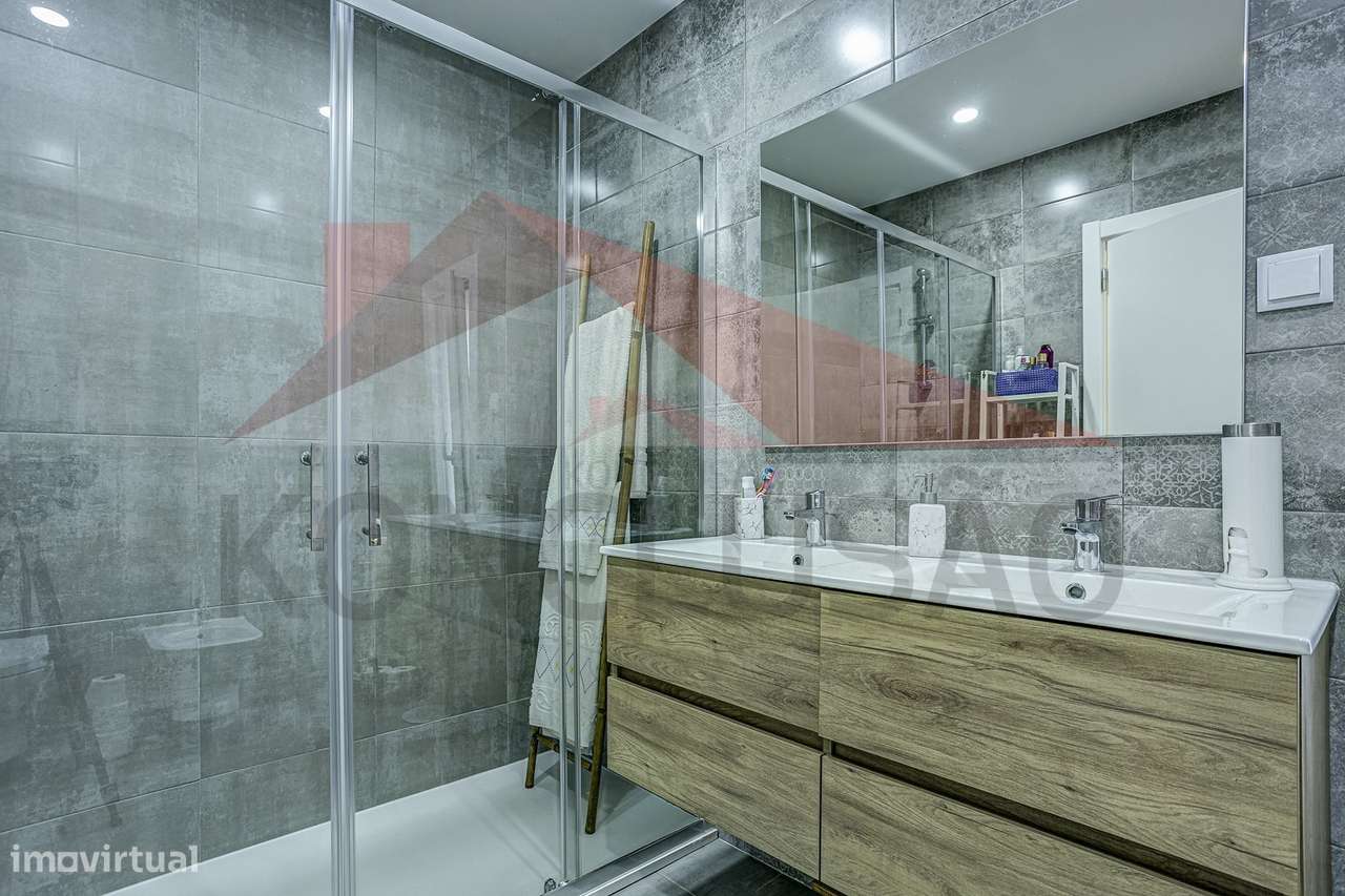 Moradia T4 de arquitetura moderna, estado de nova.-29