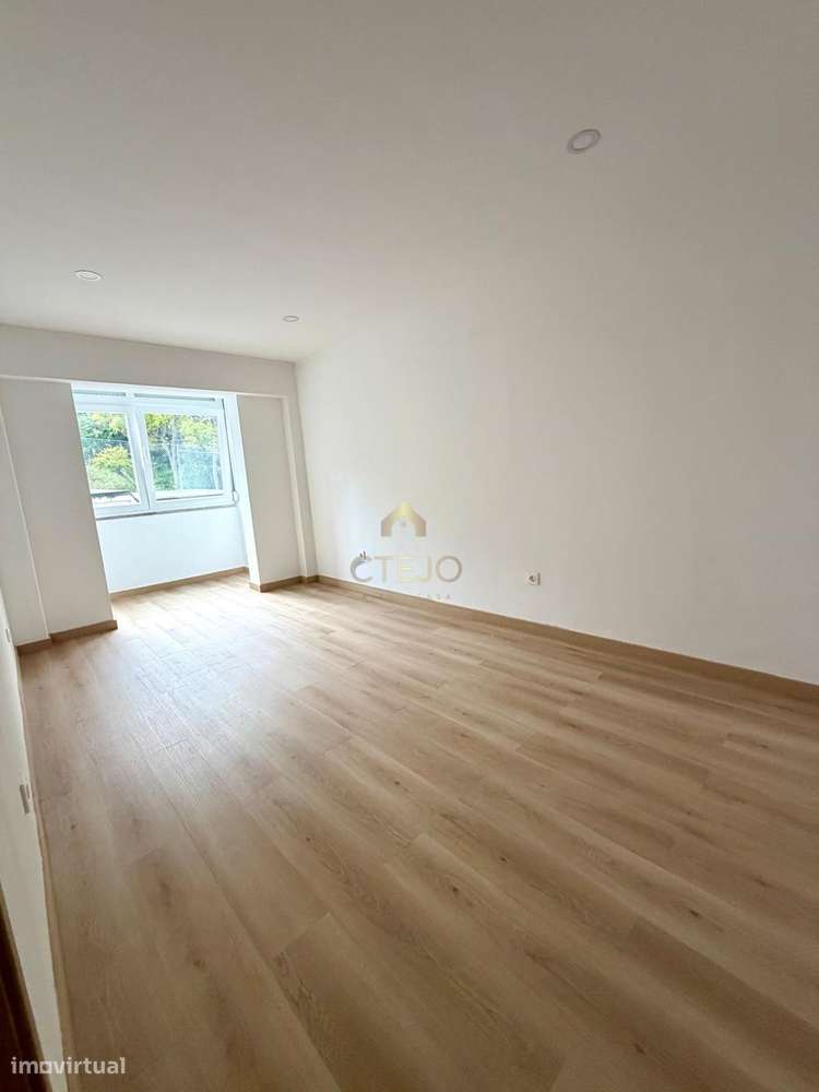 Apartamento T2 Totalmente Remodelado  No Centro da Bobadela-17