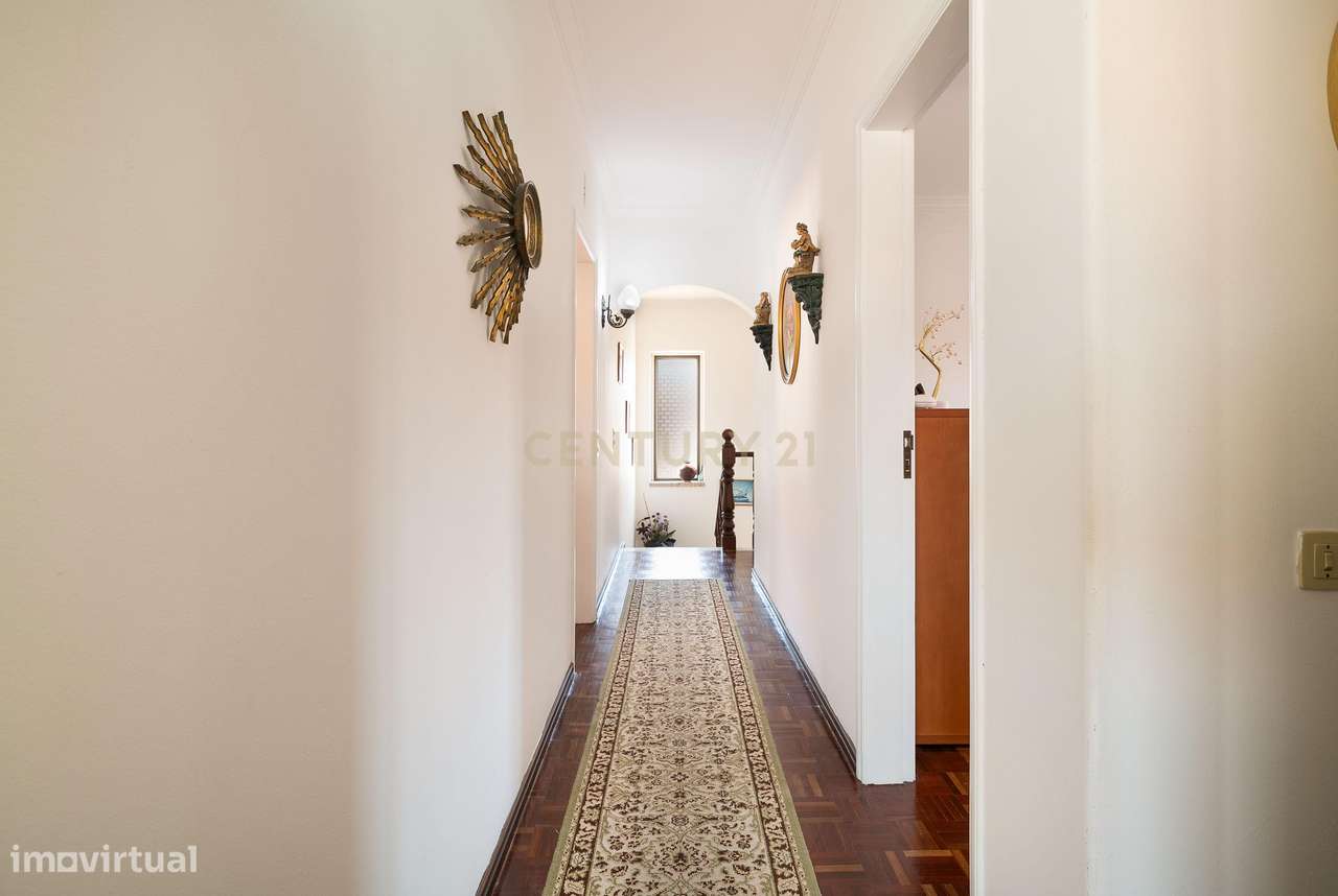 Moradia T4 com Anexo T2 Independente | 400 m² de Construção | Lote de-18