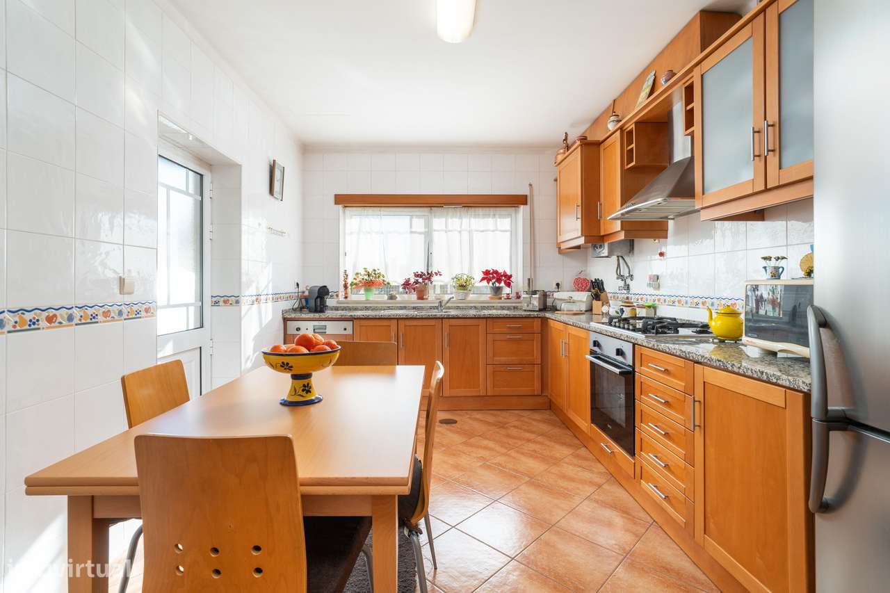 Moradia T4 com sótão versátil e excelentes acessos – uma oportunidade - Grande imagem: 5/33