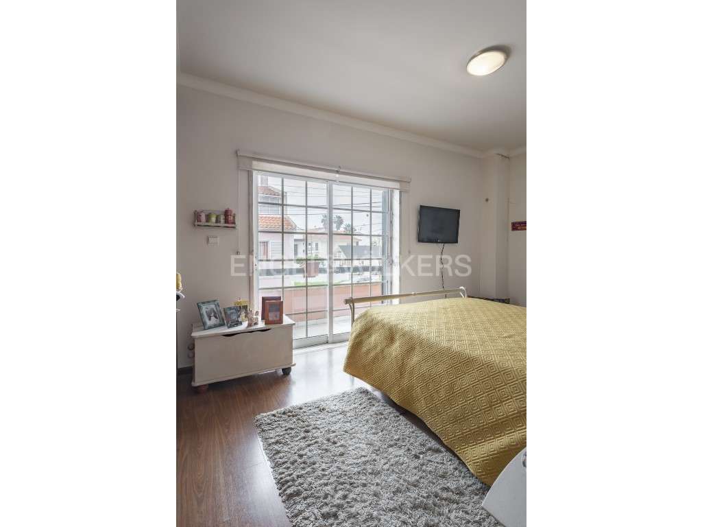 Moradia T5 com piscina em Sobreda de Caparica-16