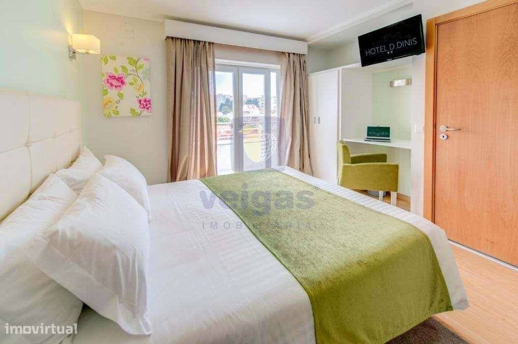 Hotel de 2 estrelas com 49 quartos, em atividade, com ocupação de 90%,-13