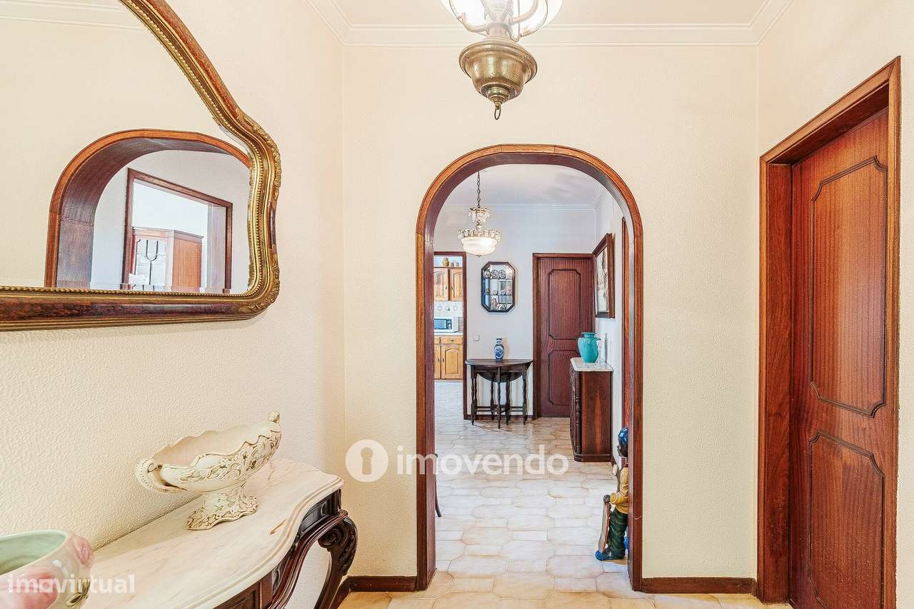 Moradia isolada T4, com garagem e áreas amplas, no Estoril - Grande imagem: 4/60