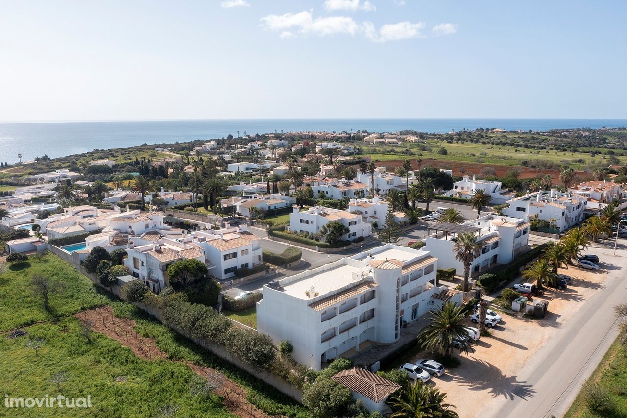 APARTAMENTO T1 COM MUITA LUZ COM PISCINA ENTRE LUZ & BURGAU