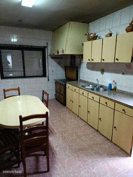 Moradia com terreno urbano, com excelentes acessibilidades - Grande imagem: 5/12