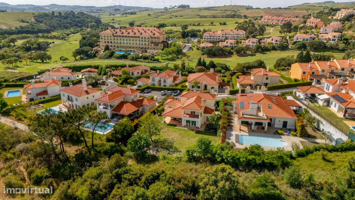 Campo Real: Moradia T4 Isolada com Vista Serra!-38