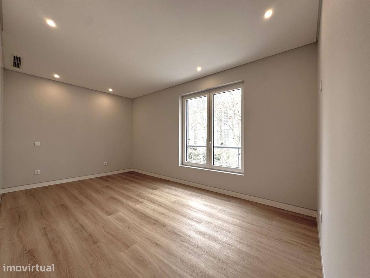 Apartamento T3 novo com estacionamento no centro de Carcavelos-31