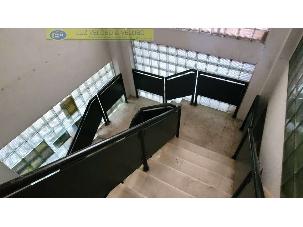 Armazém de 3 pisos, 3 entradas, 1118 m2, nas Olaias, Lisboa-20