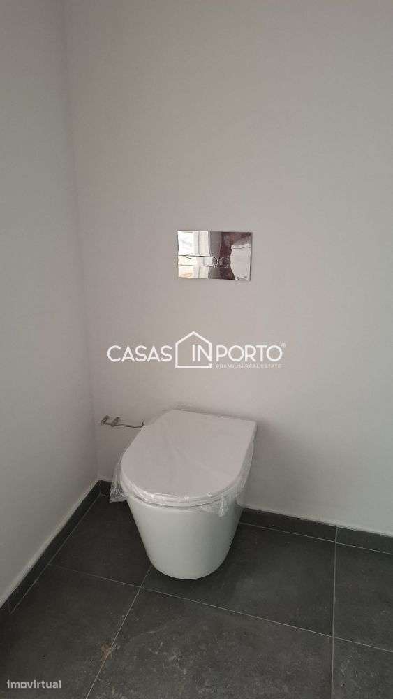 Moradia Triplex T2 com Terraço - Localização Premium junto à Lapa,-14