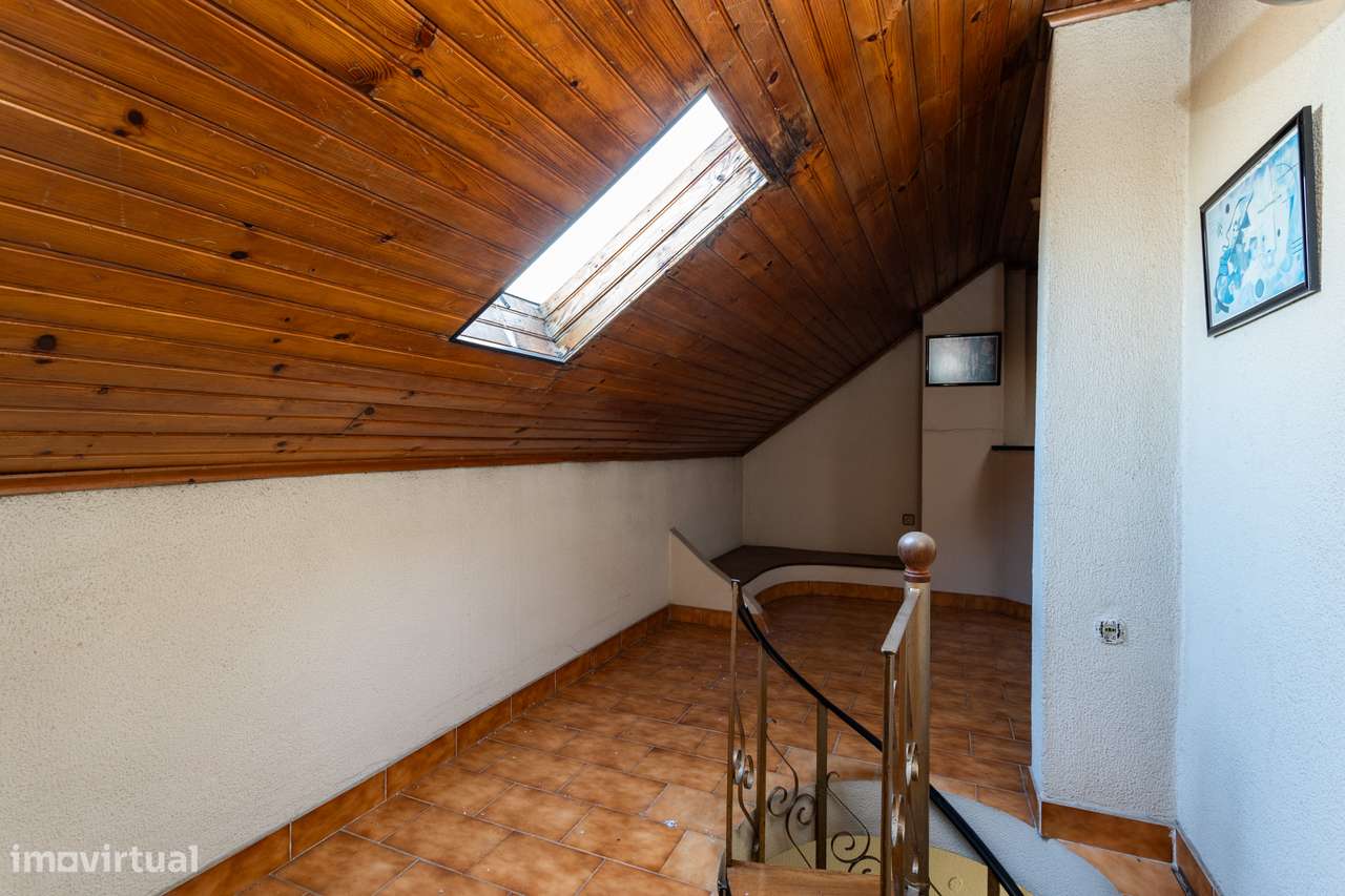 Apartamento T2 na Amadora: Potencial Único com Sótão e Varanda Solaren-28