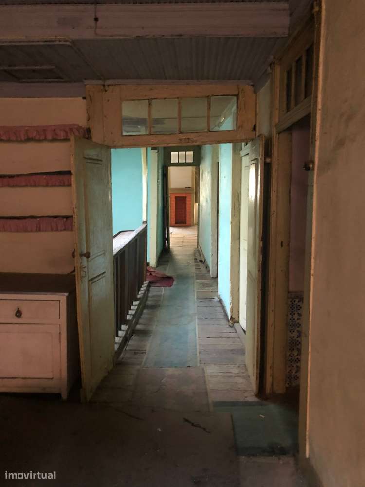 Prédio de 3 pisos no centro da capital da região demarcada do Douro-9