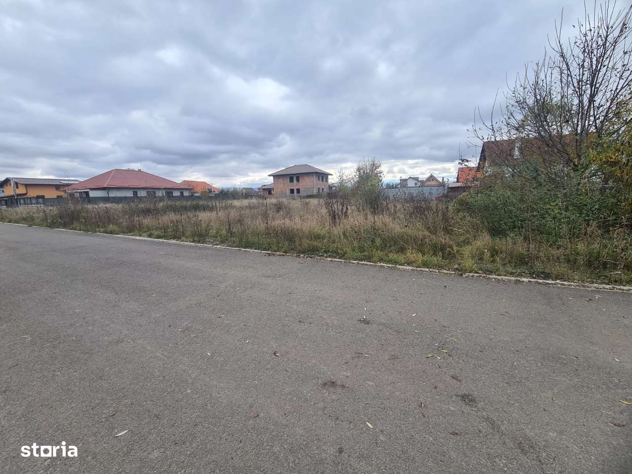 Teren intre case cu front la asfalt,cu utilitati in fata terenului.-0