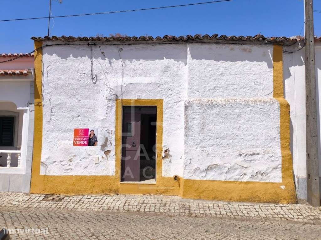 Moradia com 8 divisões e com quintal em Vila Alva-1