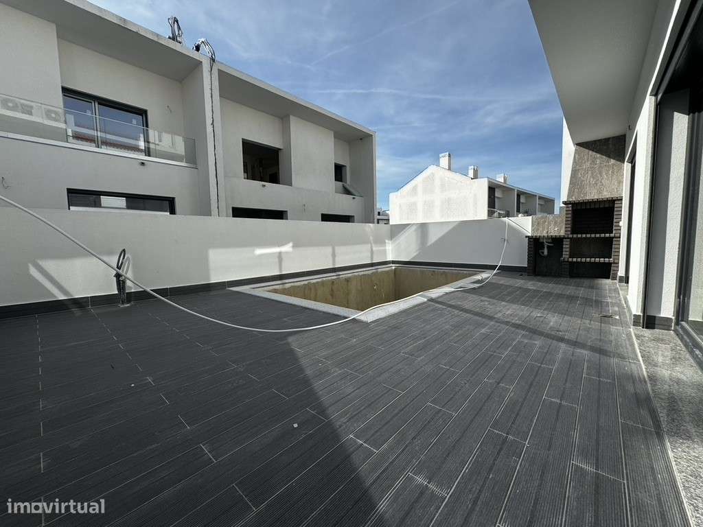 Moradia com 3 Suites, Garagem, Logradouro, Churrasqueira e Piscina-0