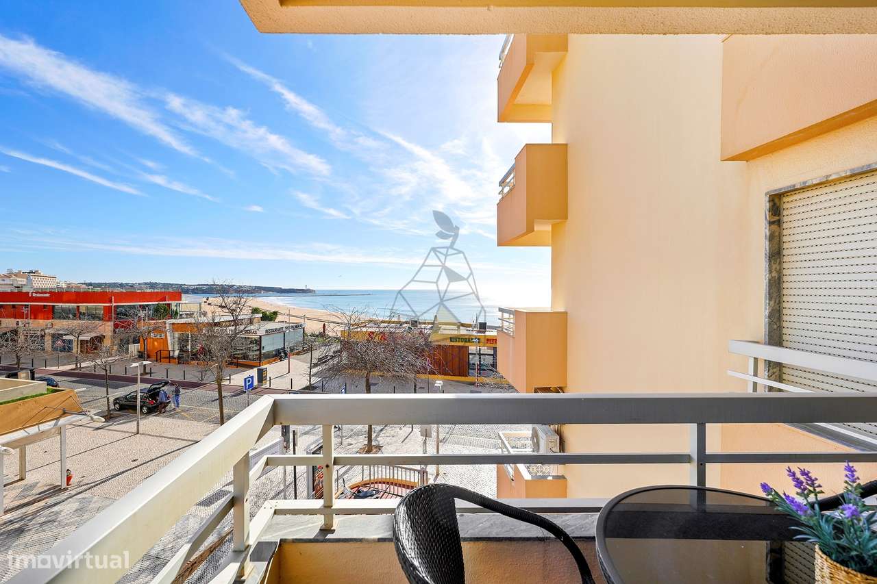 Apartamento  T1 +1 , com Licença de Alojamento Local na Primeira linha-16