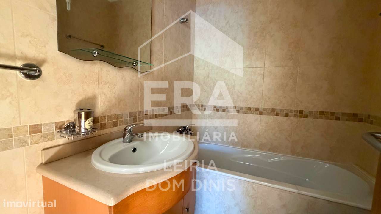 Moradia T4 localizada na zona de Lourais, Leiria-27