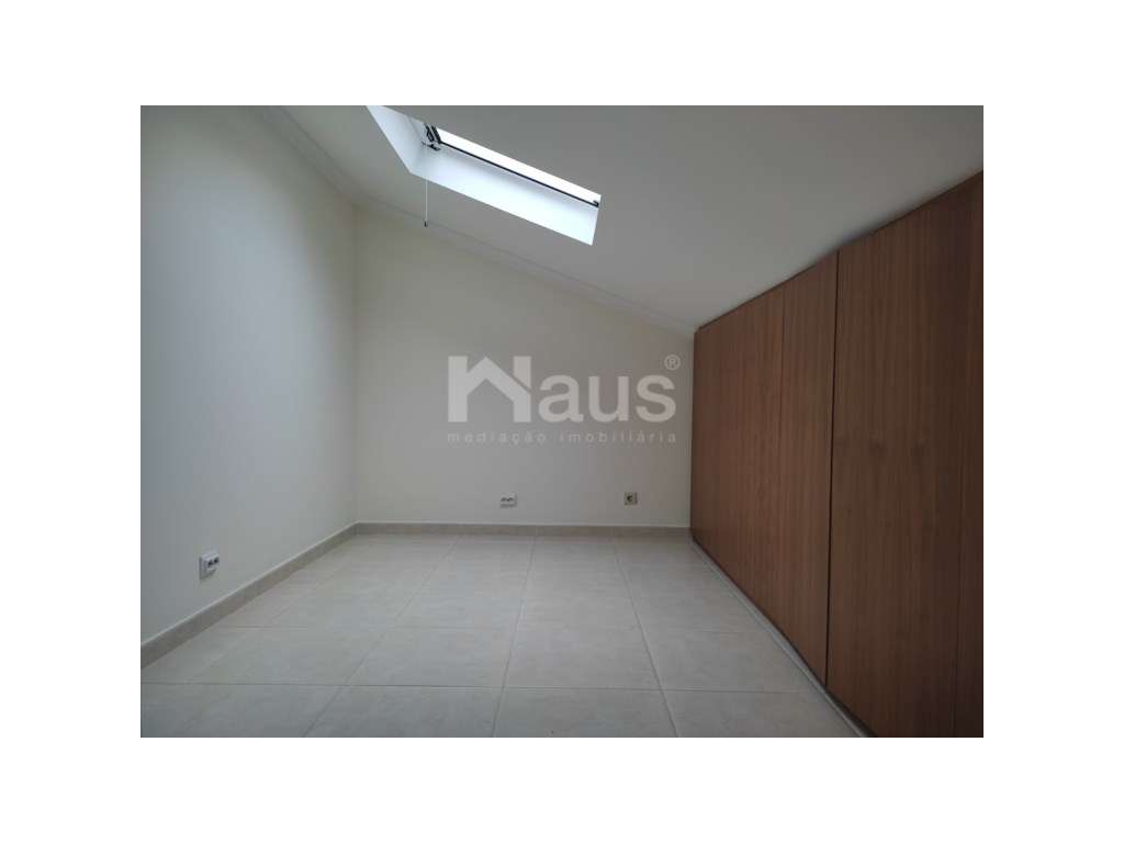 Duplex T2+1 com varandas e parqueamento-18