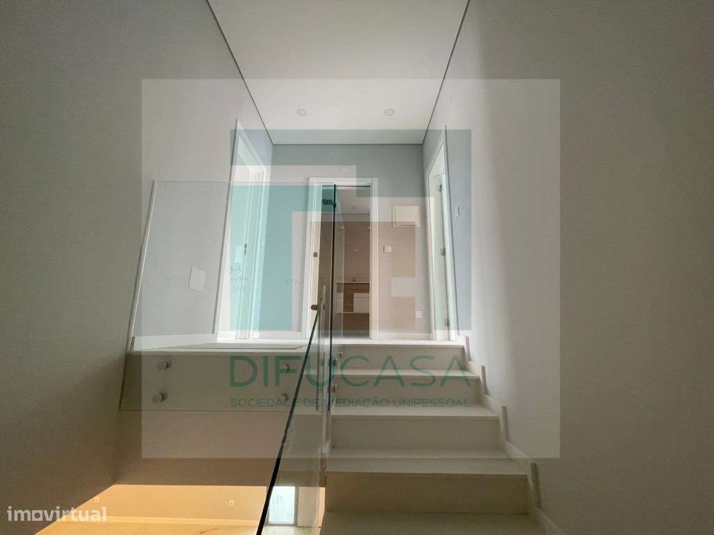 Moradia Com Garagem e Piscina Pronta a Habitar-6