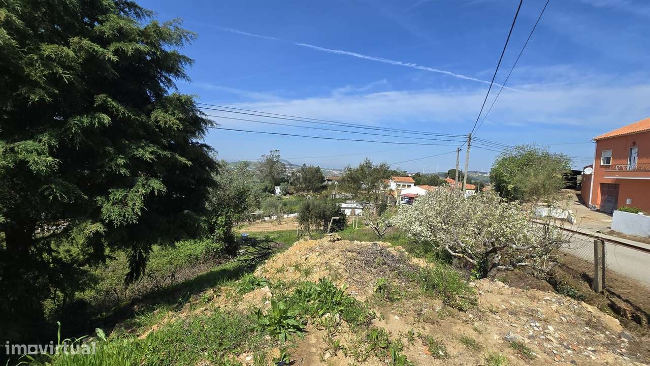 Terreno com possibilidade para moradia T2 | Azueira - Grande imagem: 2/5