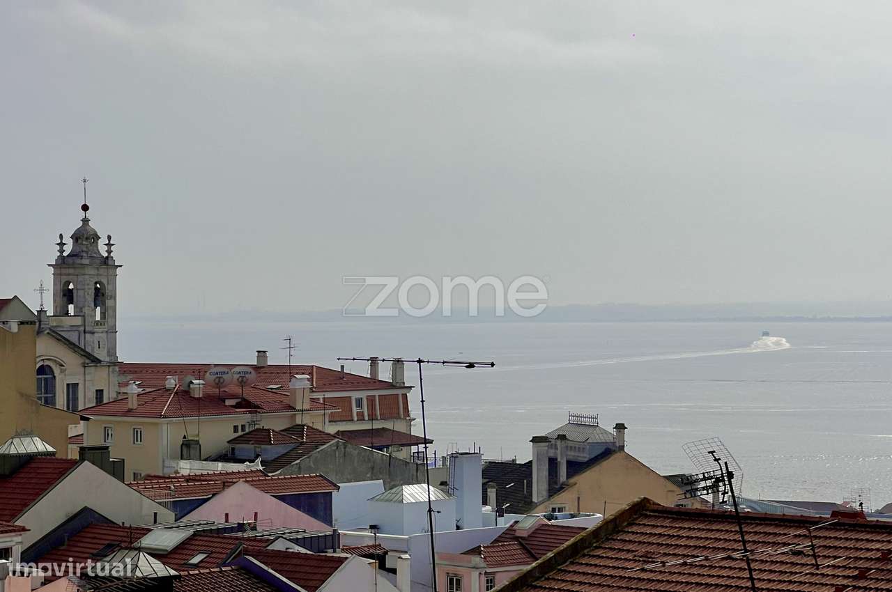 Prédio com 4 apartamentos e uma loja em Santa Catarina - Lisboa-3