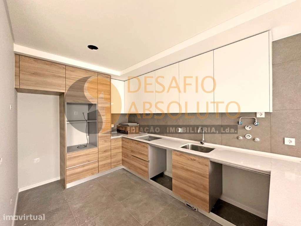 Moradia Geminada T4, 3 Suites c/ Piscina. Fernão Ferro-4