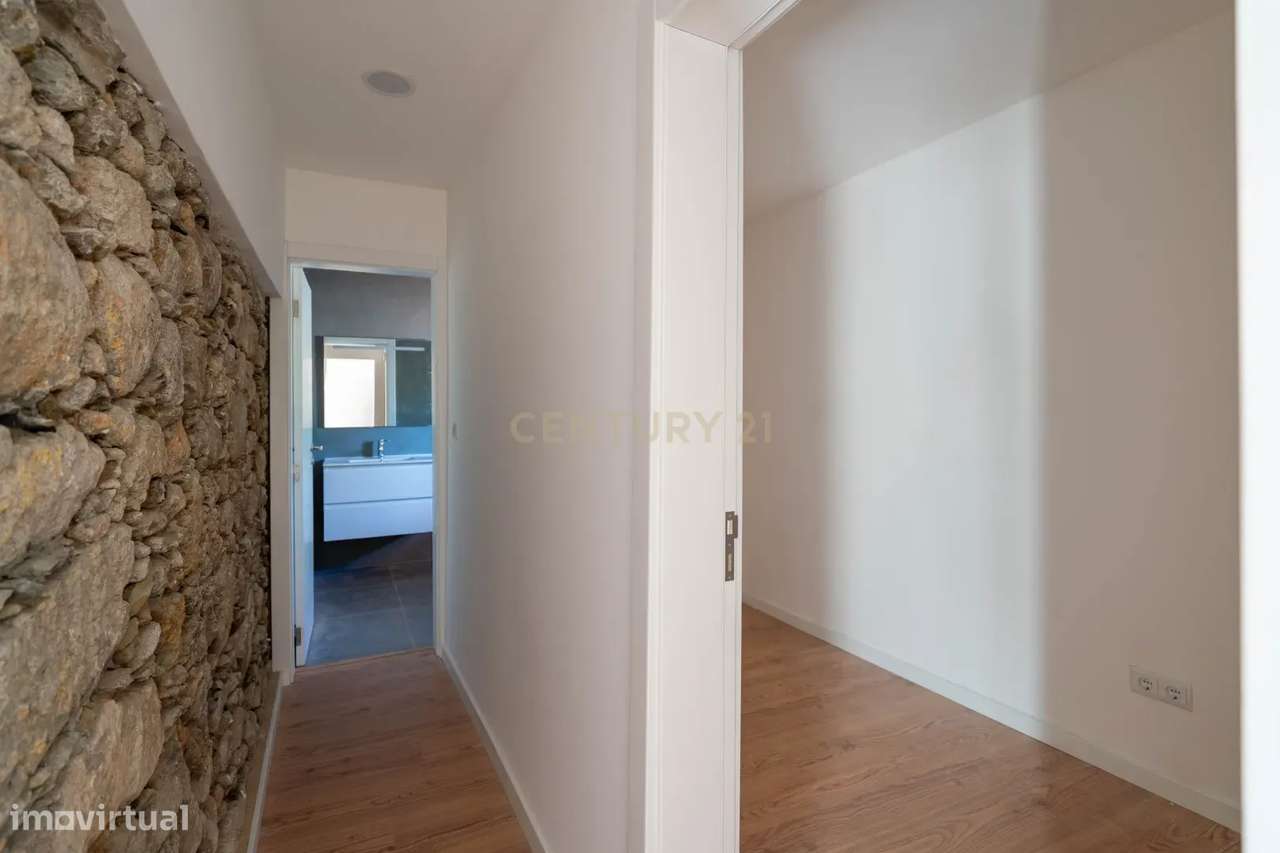 Moradia T3 de dois pisos com terreno totalmente renovada a cinco minut-55