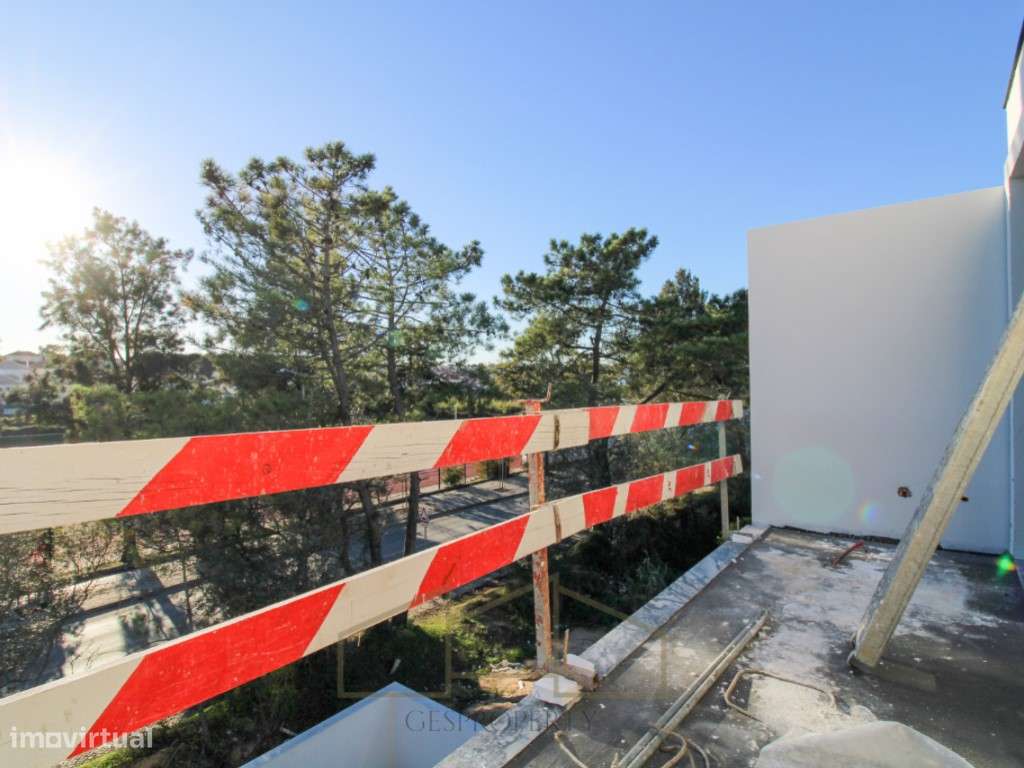 Moradia T4 Geminada com piscina na Sobreda-13