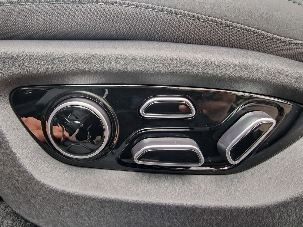 4,5 S (0-100 km/h) / Zasięg 502 km / Head-Up / Dynaudio®