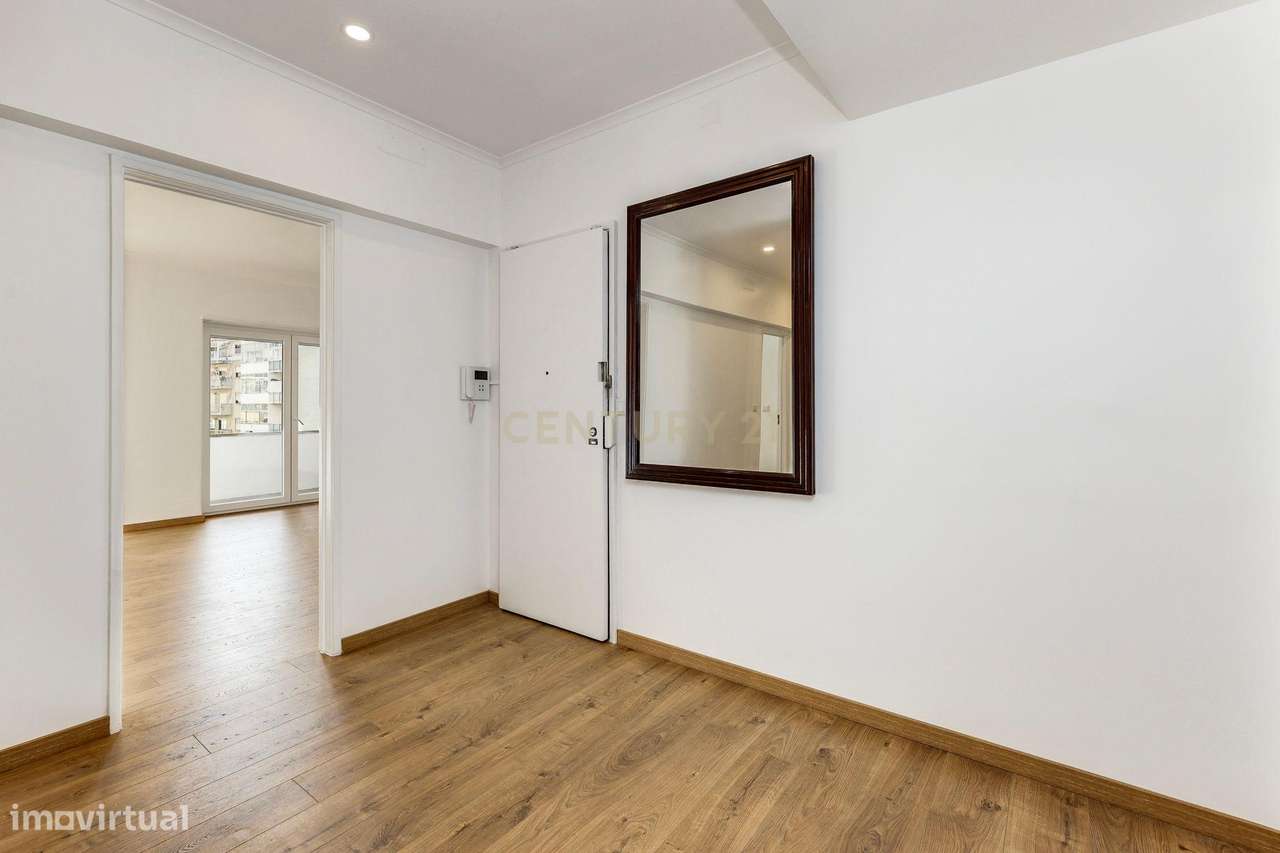 T3 Totalmente Renovado | 110 m² | Varanda | 2 WC | Rua Conde de Sabugo - Grande imagem: 5/27