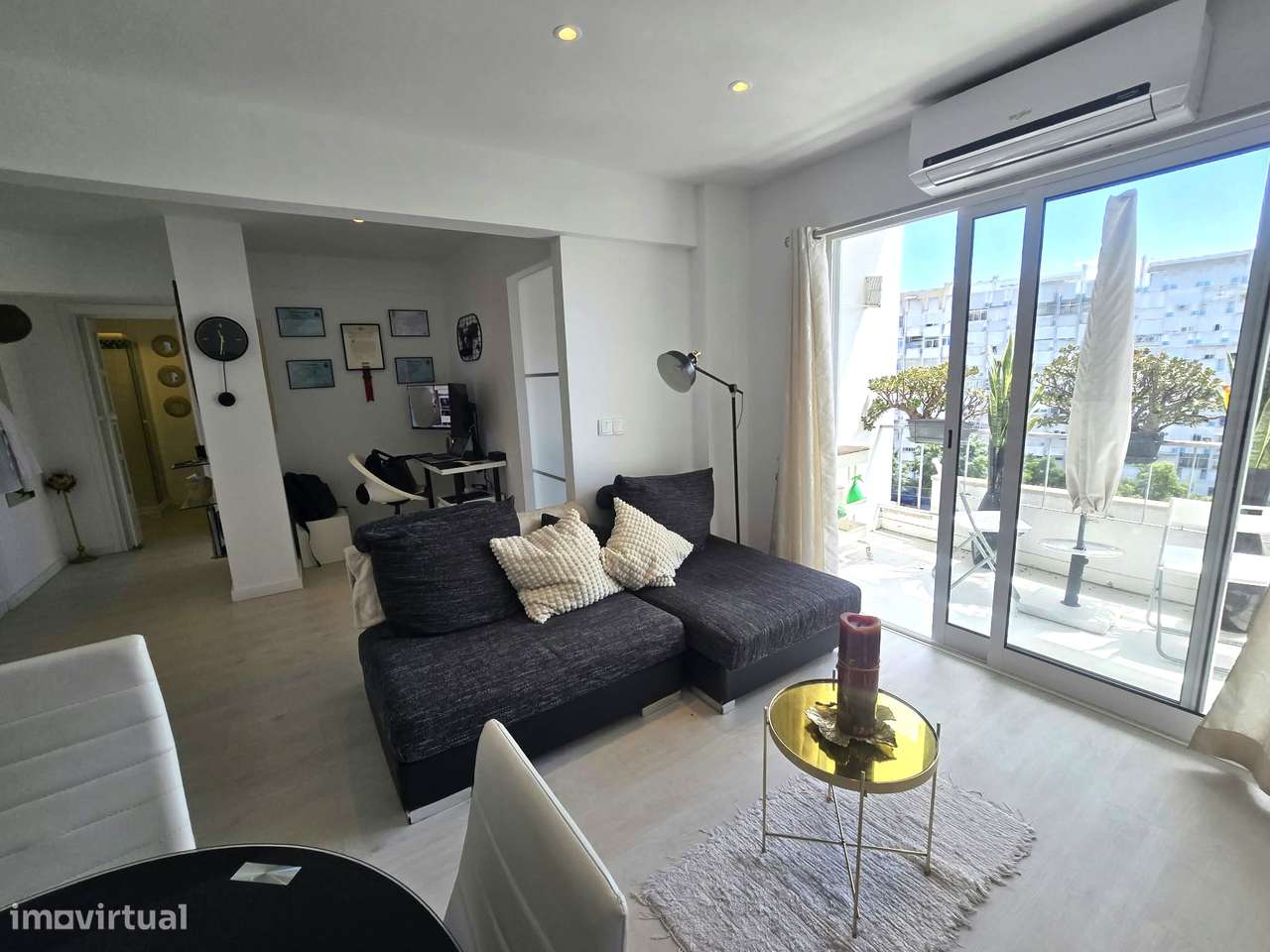 Excelente Apartamento T2 renovado com Open Space e Varanda - Almada-8