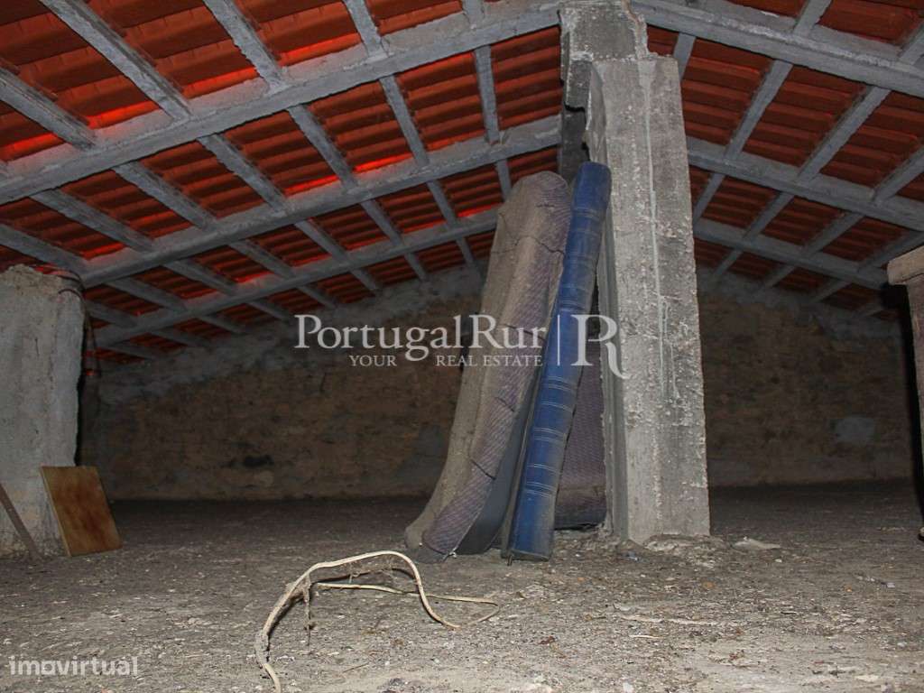 Casa Rústica com pequeno quintal e anexo - São Pedro do Esteval-12