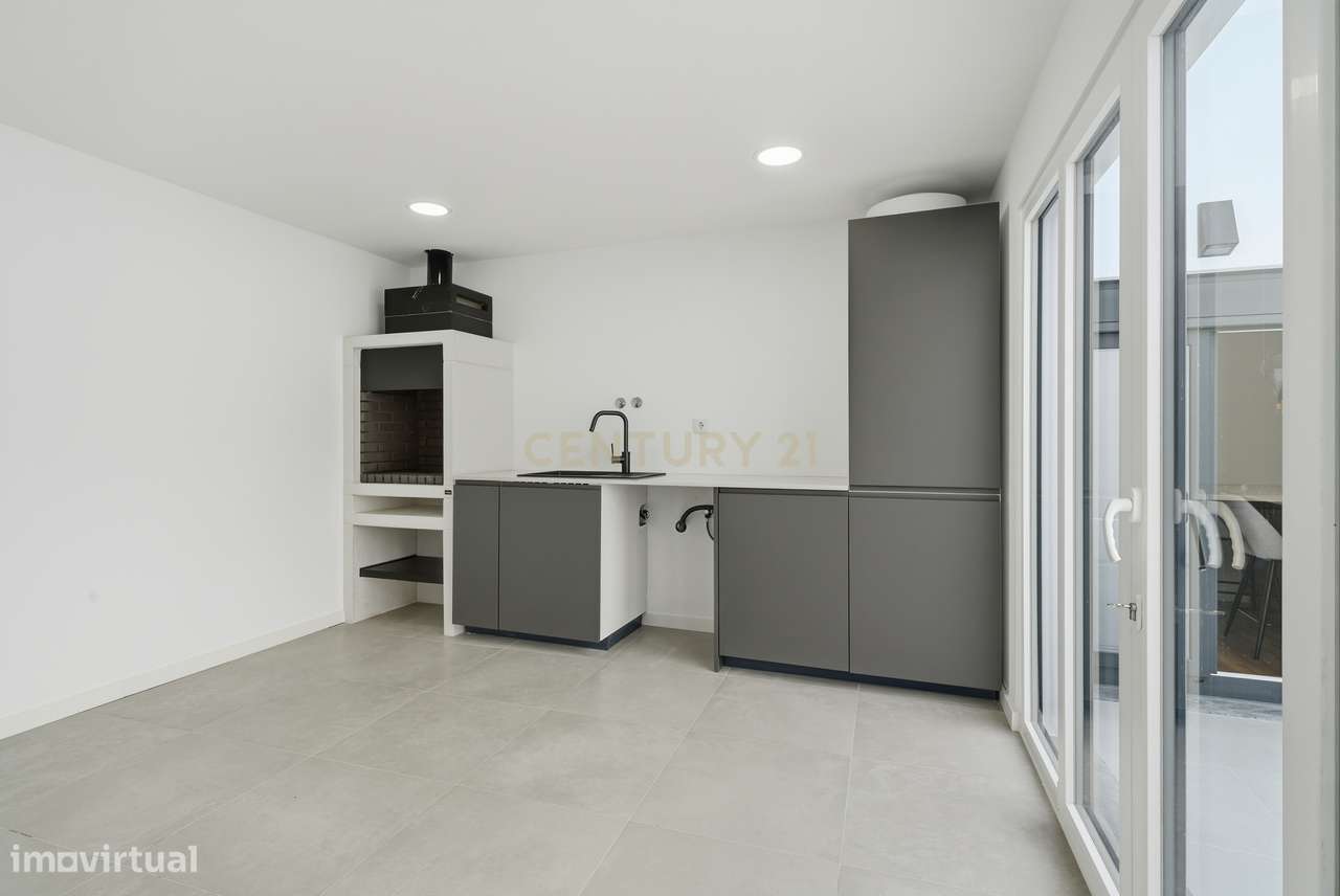 Moradia Renovada com Jardim, no Sarge-22