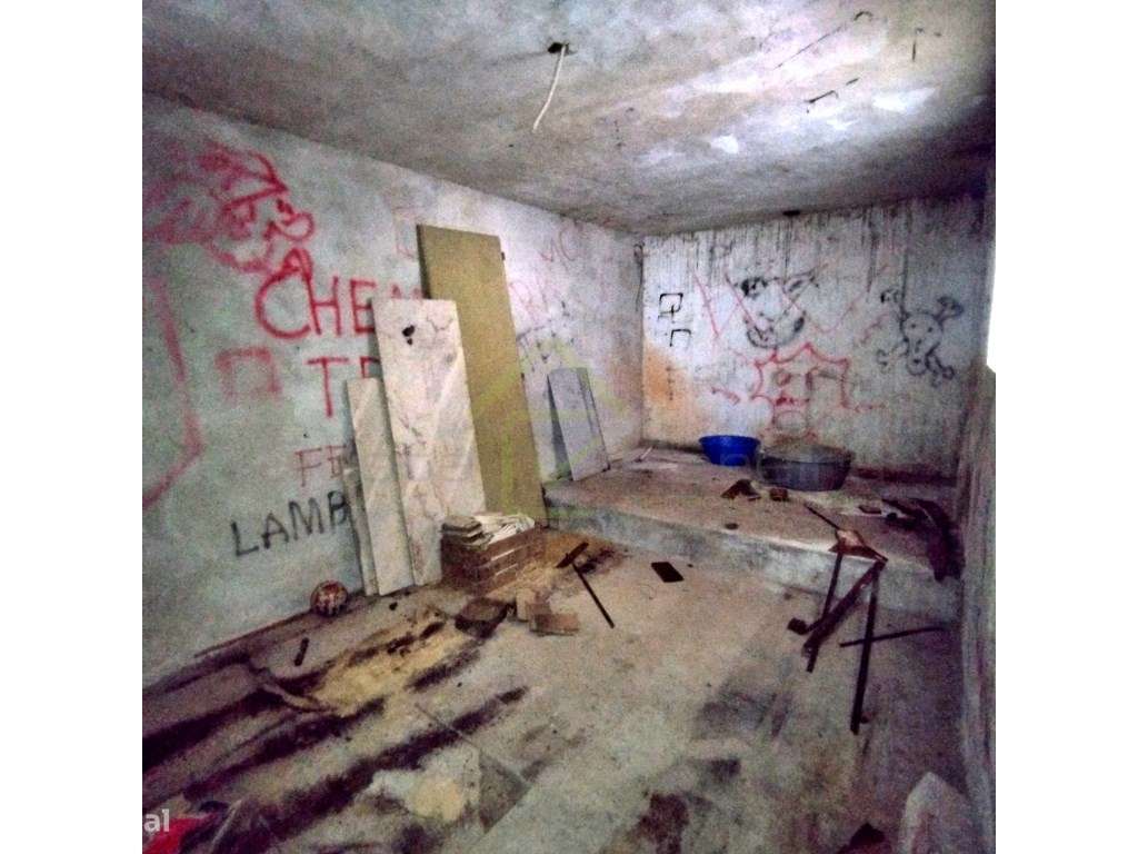Moradia para renovação no centro de Monte Redondo-17