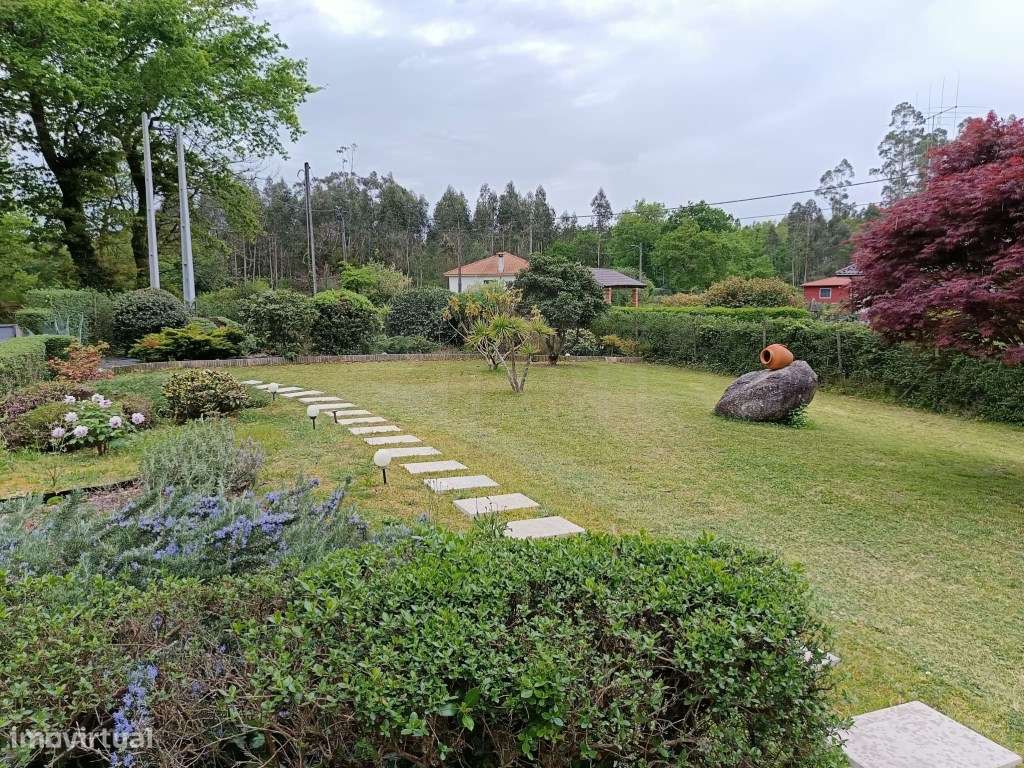 Moradia com terreno envolvente, espaços amplos e excelente potencial-12