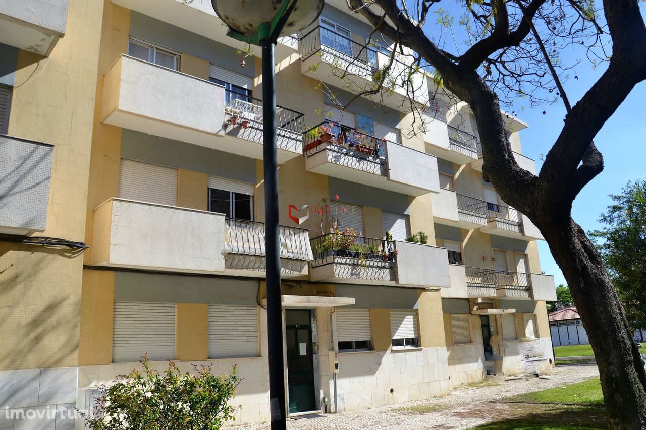 Apartamento de 3 assoalhadas, com varandas situado na zona de Serrado