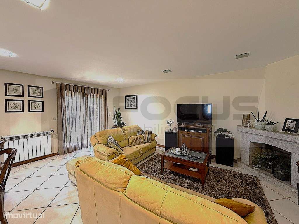 Espaçosa moradia T4 para venda em Esgueira-19