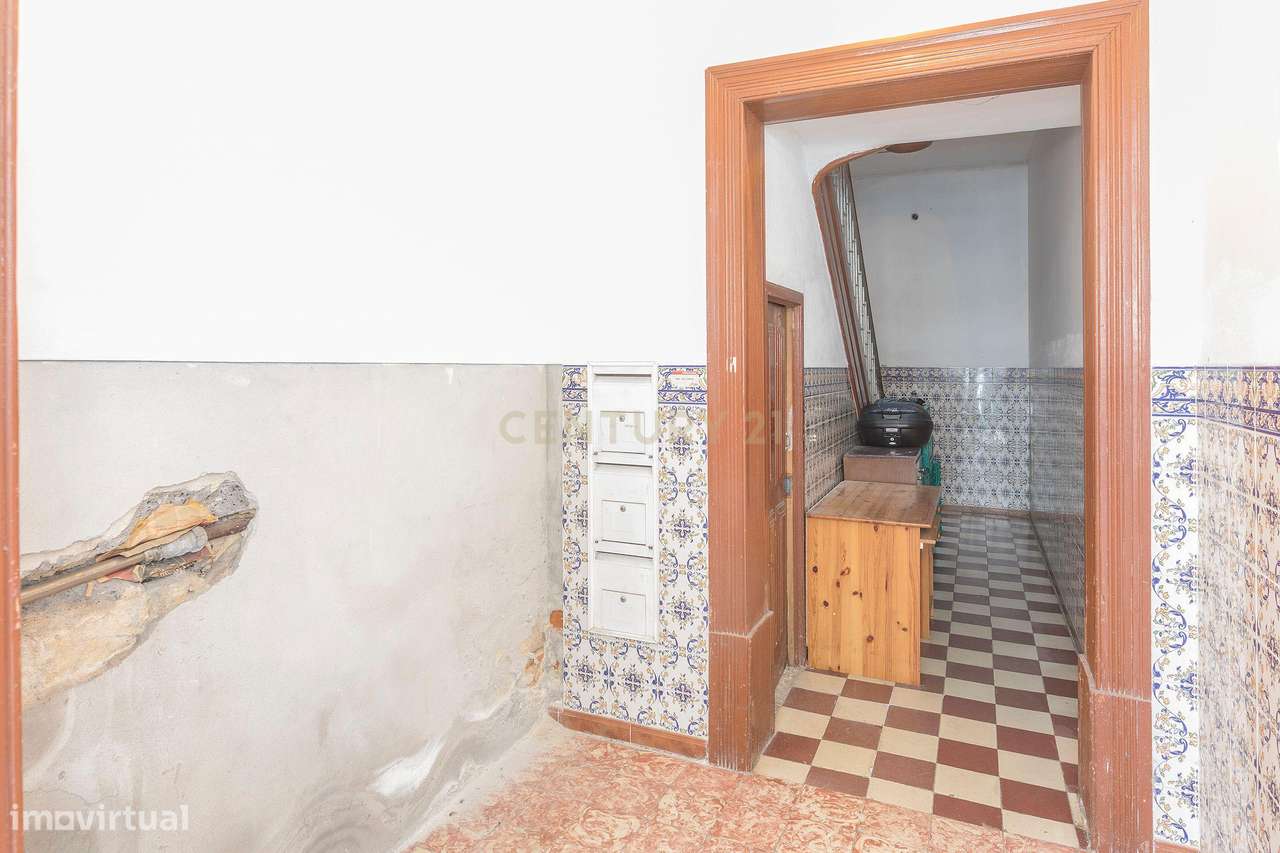Prédio em propriedade Total | 3 Apartamentos T2+1 e Loja | Lisboa | A-5