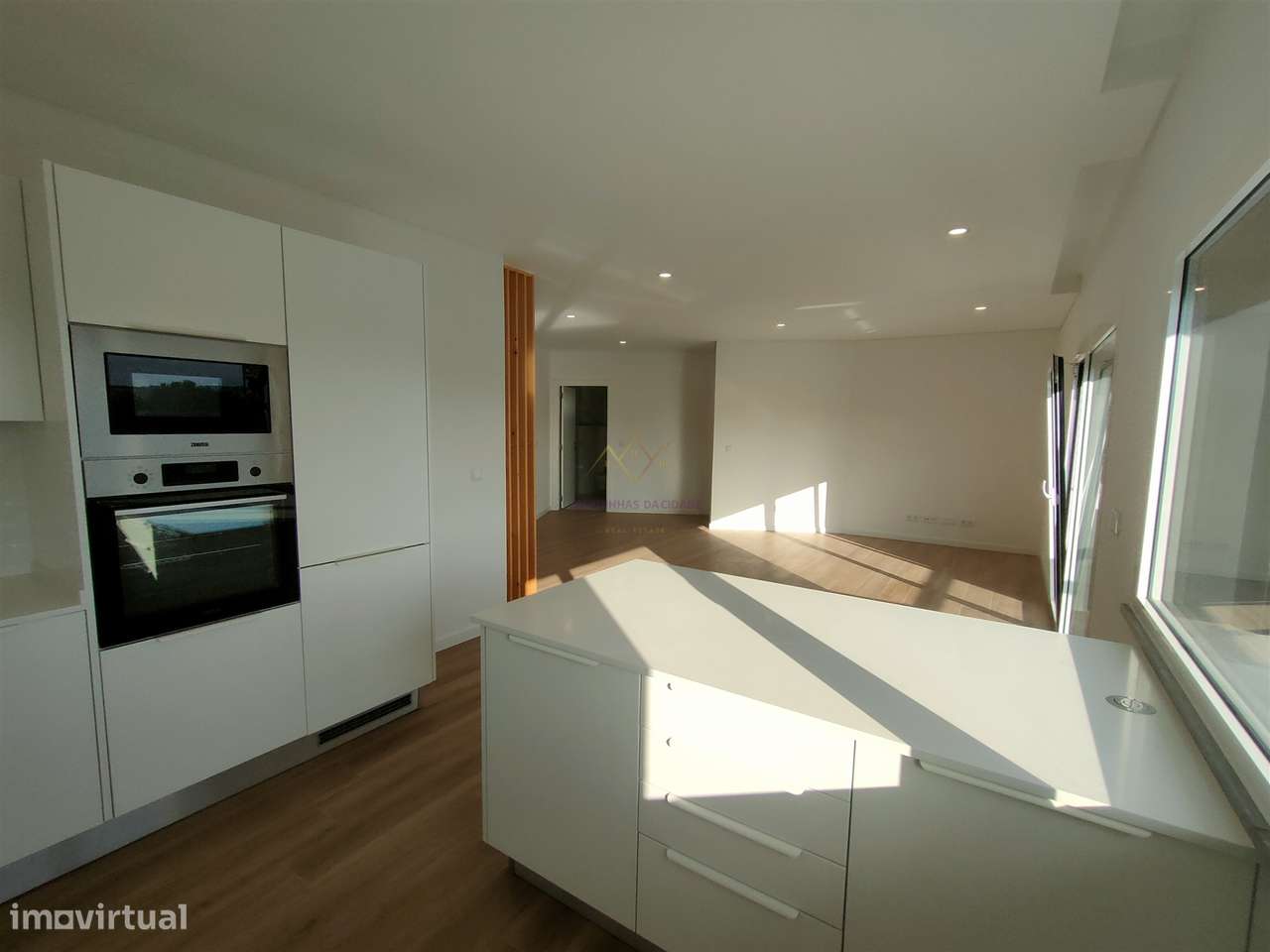 T2 Luminoso com grande varanda e 2 lugares de garagem, em Odivelas - Grande imagem: 5/42