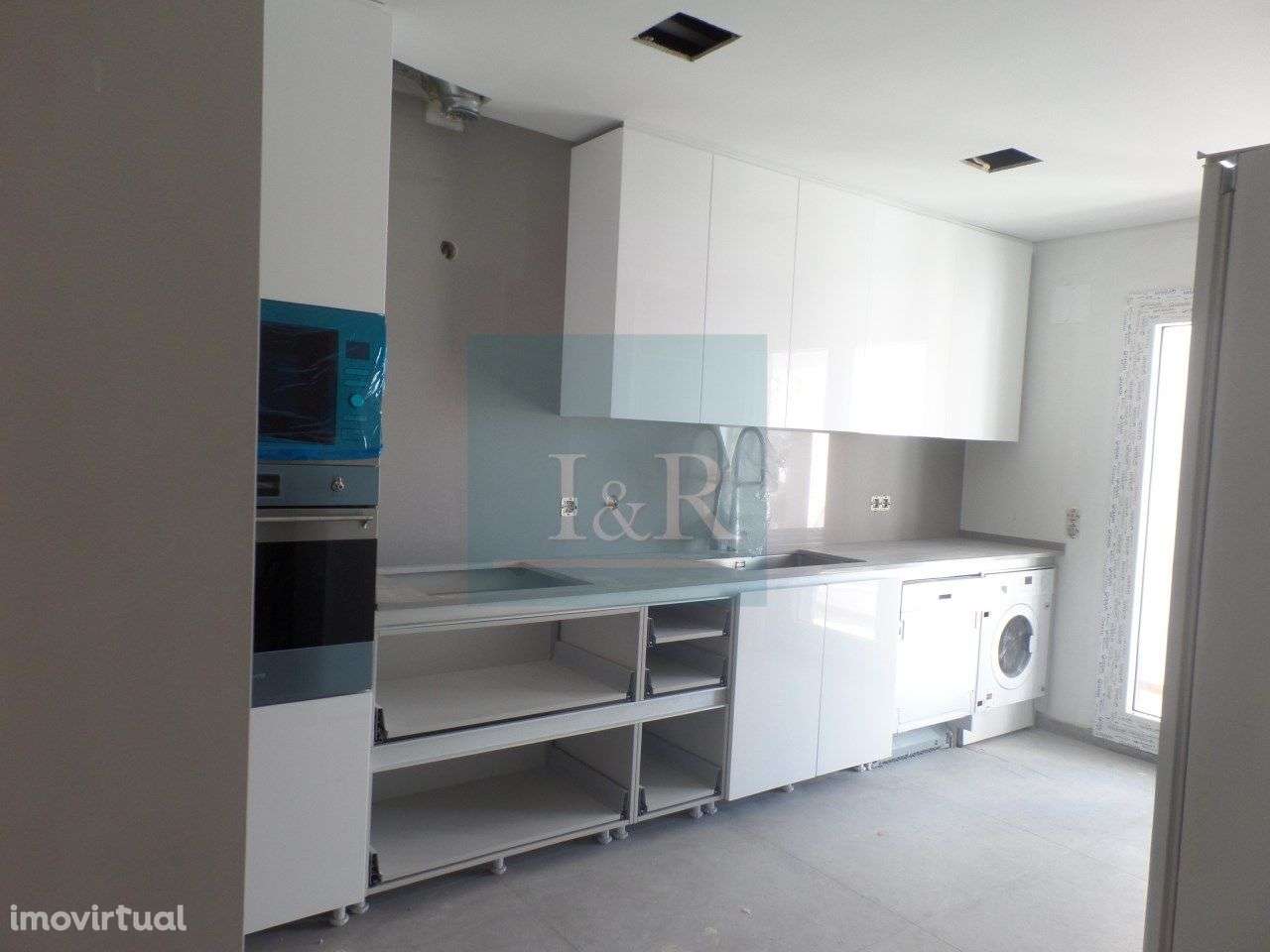 Apartamento T2 com Garagem e Arrecadação, em Queijas