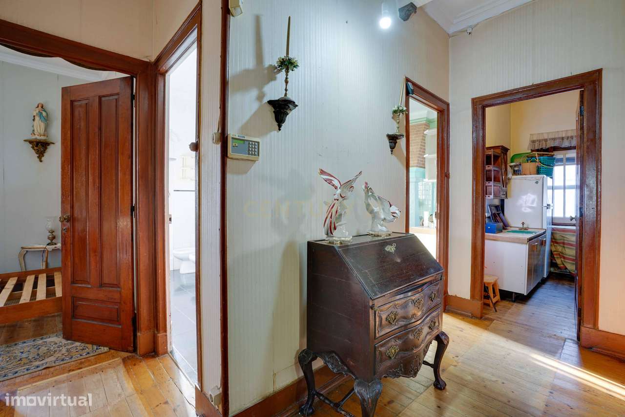 Moradia independente T6, situada no coração da linha de Cascais, junto-13