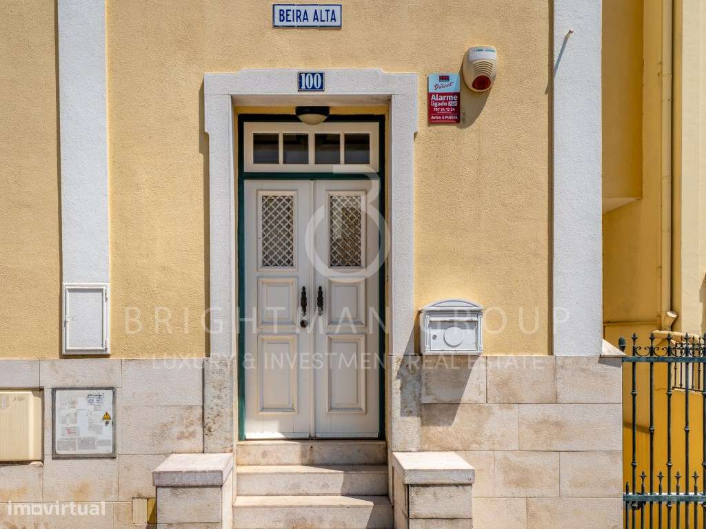 Moradia T5 com piscina em zona histórica da Parede-6