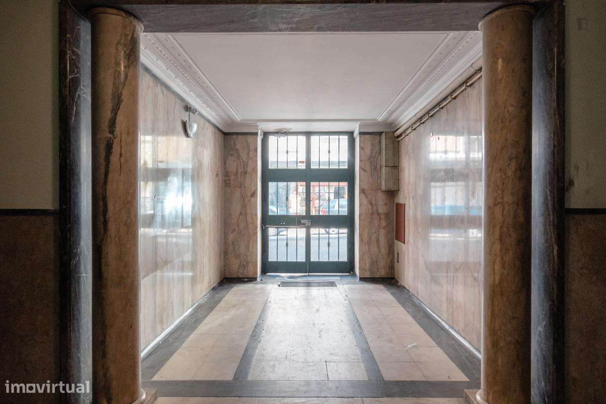 Quarto - localizado em Intendente Lisbon - Grande imagem: 2/10