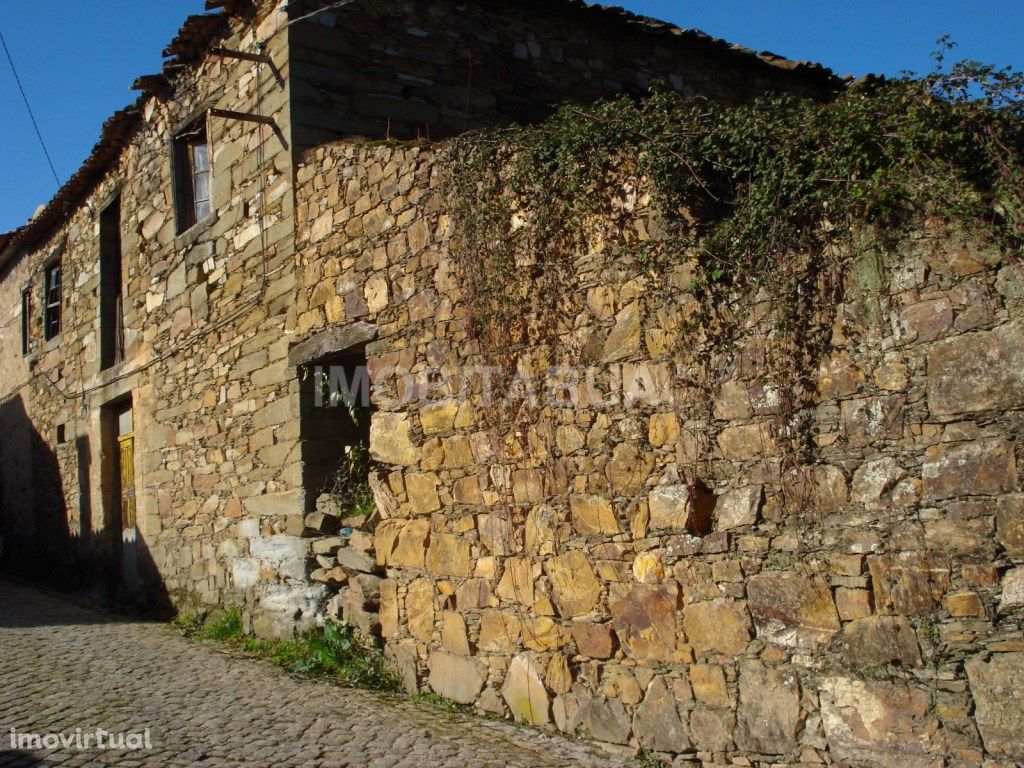 Propriedade com ruína e terreno, situada na aldeia de Mou...