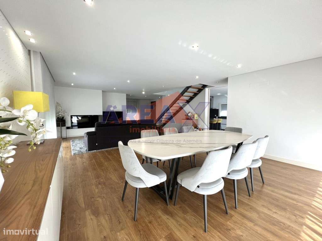 Moradia T4 de Arquitetura Moderna | Excelente Estado-10