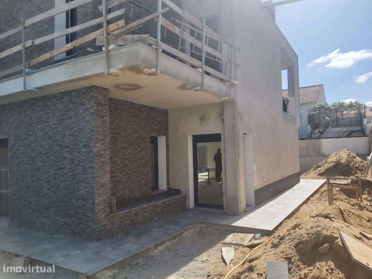 Excelente Moradia Isolada Duplex com 5 Assoalhadas-23