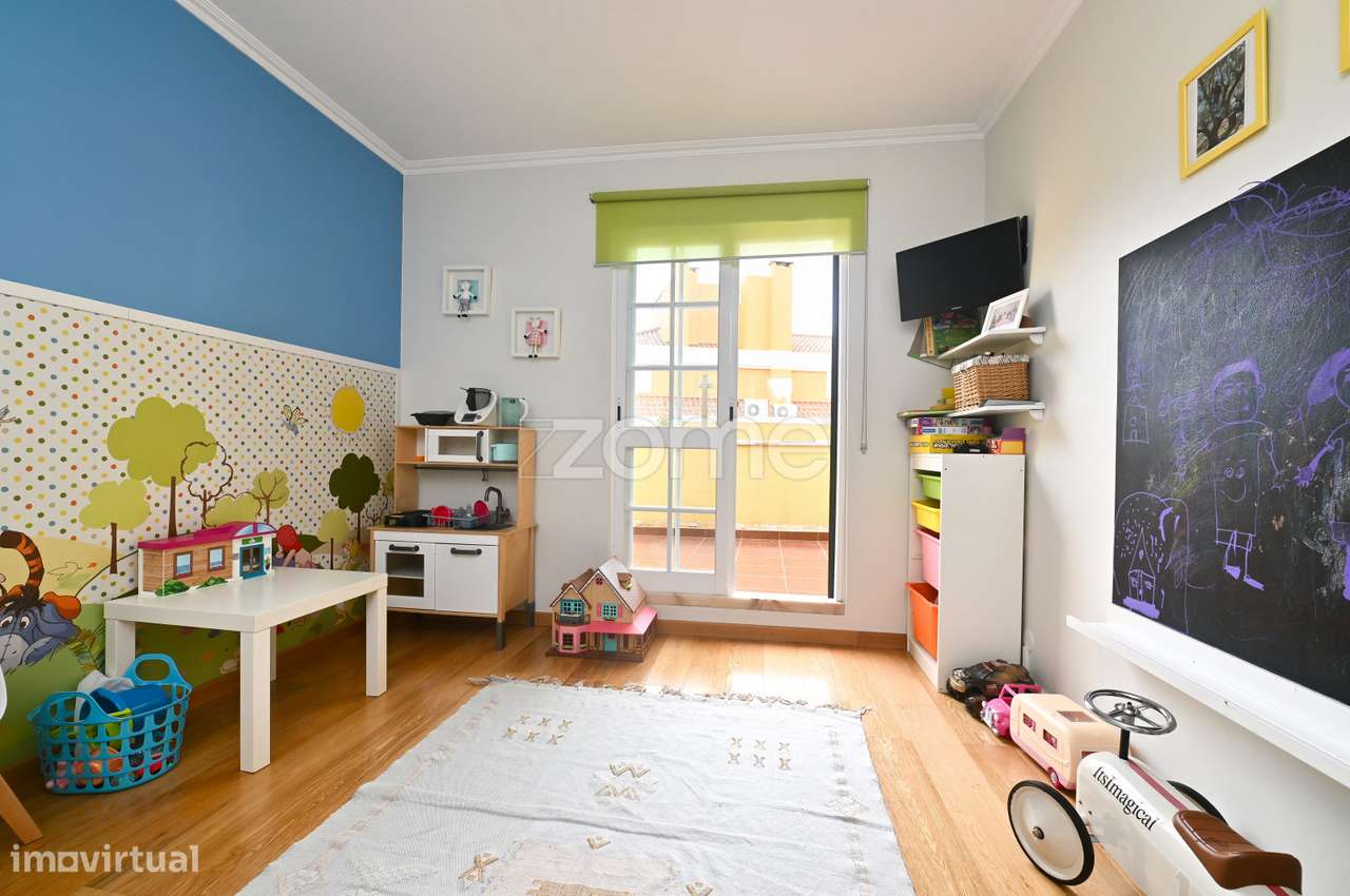 Moradia T3 + 1 remodelada, na Aldeia de Juso (Bairro Chesol)-17